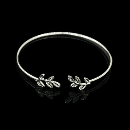 Hot Sale Leaf Bracelet – Elegant Electroplated Alloy Design