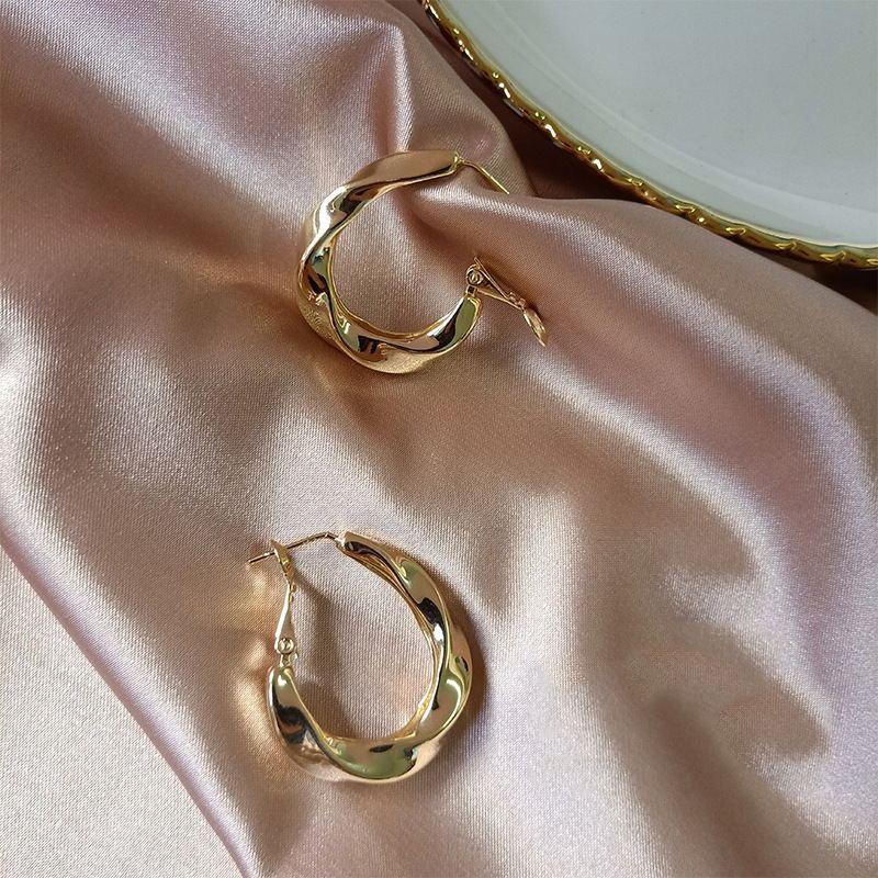 Elegant Statement Earrings – Timeless Sparkle for Every Occasion
Add a touch of sophistication to your look with these Elegant Statement Earrings from Odyssey.
